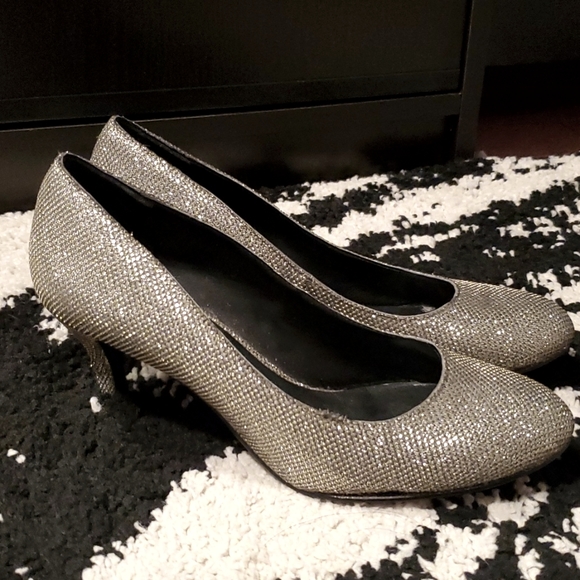 NINE WEST sz6.5 Silver/gunmetal Sparkle pumps - Picture 2 of 14